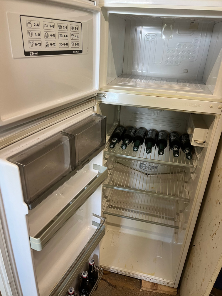GKS 220-86 Kühlschrank Normal und Tiefkühler.Typ:  2Türen über einander Bruttoinhalt :225 Ltr.,Tiefkühlfach Volumen;40 Ltr.
